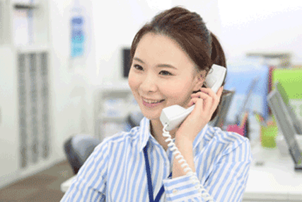 電話応対する女性